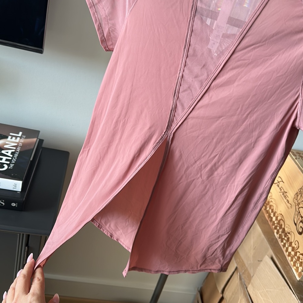 New w/o tags pink lululemon mauve sheer paneled Tee w/slit in back sz2 - Picture 3 of 6